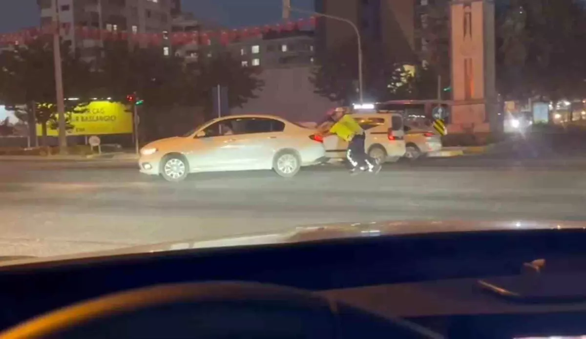 Şanlıurfa'da Polisler Arızalı Aracın Çalışması İçin Vurdurma Yöntemini Kullandı