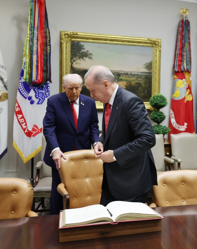 Chair gesture from Trump to Erdoğan