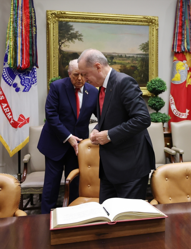 Chair gesture from Trump to Erdoğan
