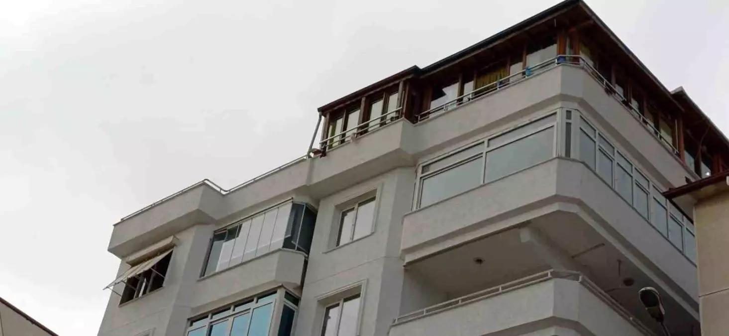 Ünlü Sanatçı Güllü Terasından Düşerek Hayatını Kaybetti