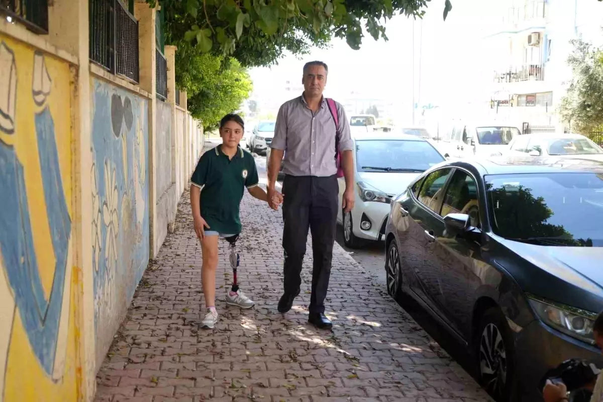 Antalya'da 12 Yaşındaki Özge'ye Hayırseverlerden Yeni Protez Desteği