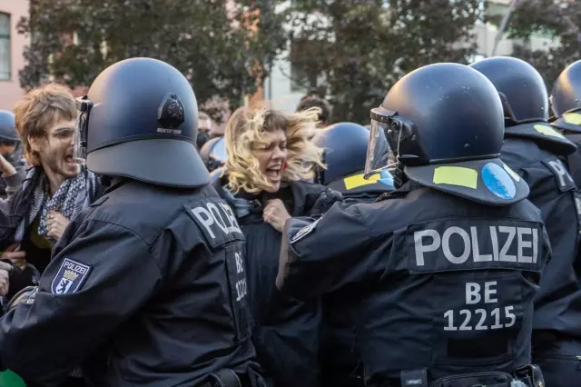 A massive march of 100,000 people for Palestine in Germany! The police intervention was harsh