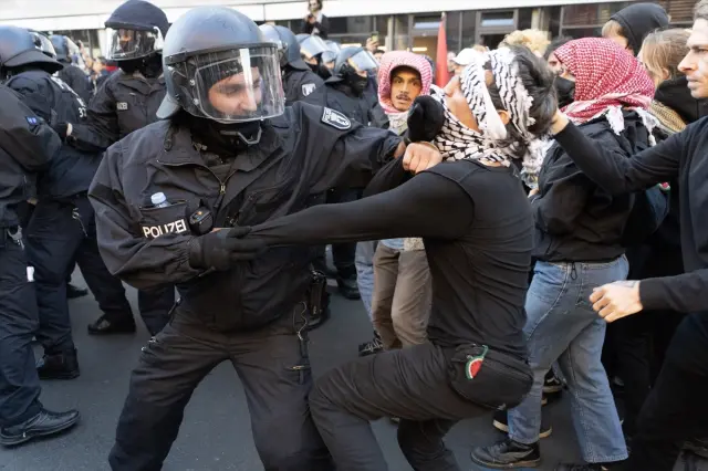 A massive march of 100,000 people for Palestine in Germany! The police intervention was harsh