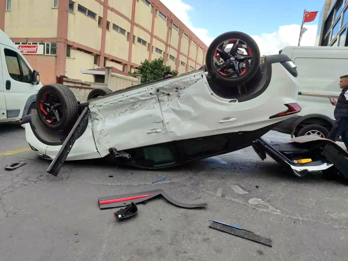 İstanbul Bahçelievler'de Minibüs Otomobile Çarptı: 2 Yaralı