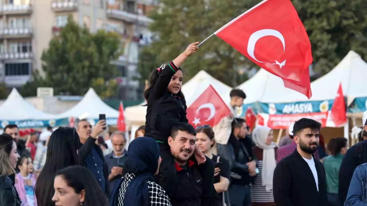 Ticaret Bakanı Bolat'tan Esnafa 100 Milyon Lira Kredi Desteği