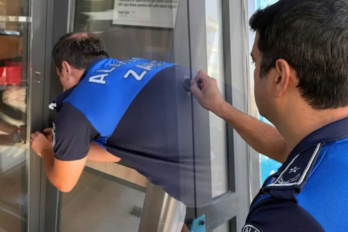 Belediye ekipleri iki zincir marketi mühürledi