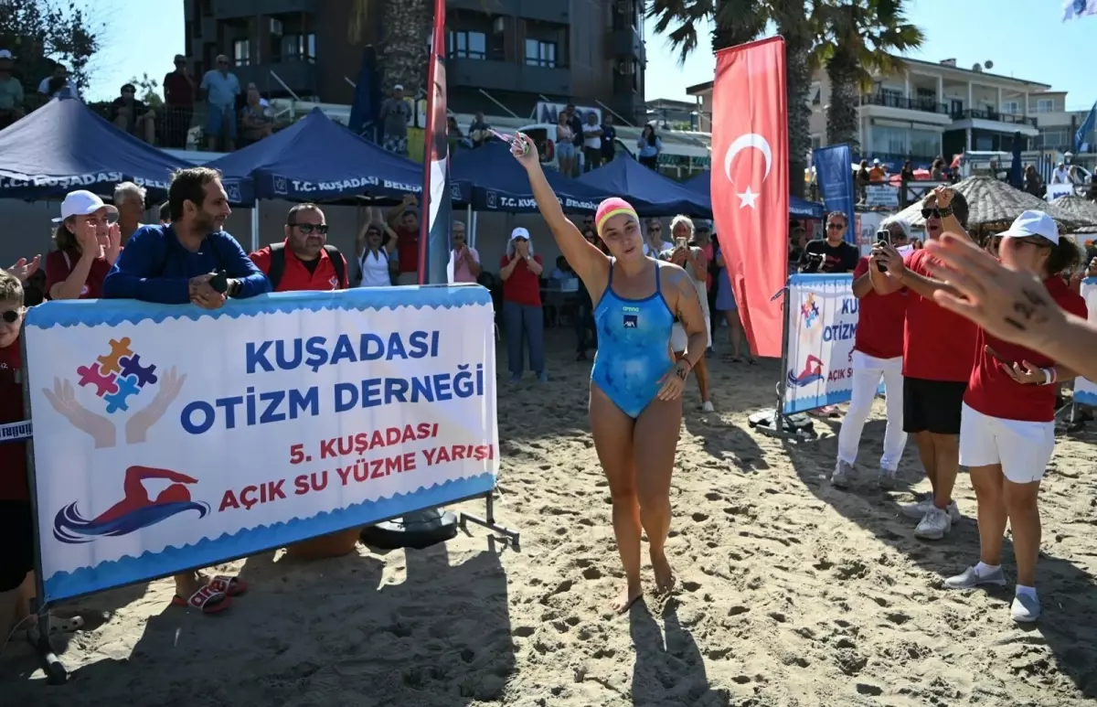 Kuşadası'nda Otizmli Çocuklar İçin Açık Su Yüzme Yarışması Düzenlendi