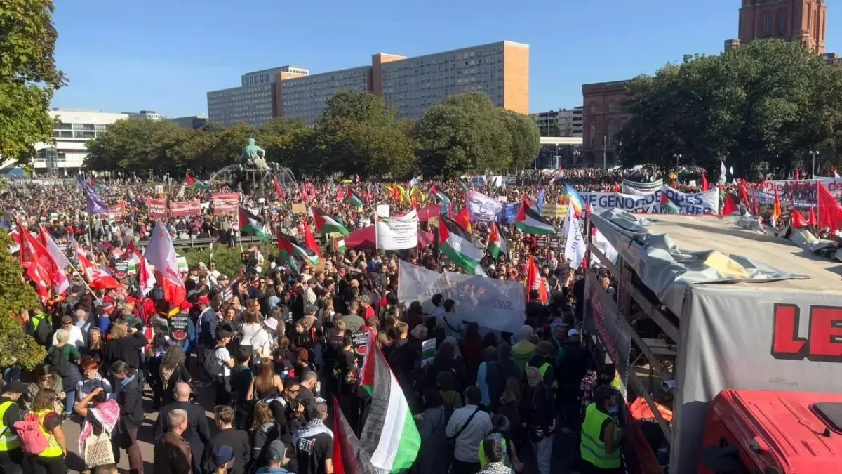 Berlin'de On Binlerce Kişi Gazze İçin Protesto Düzenledi