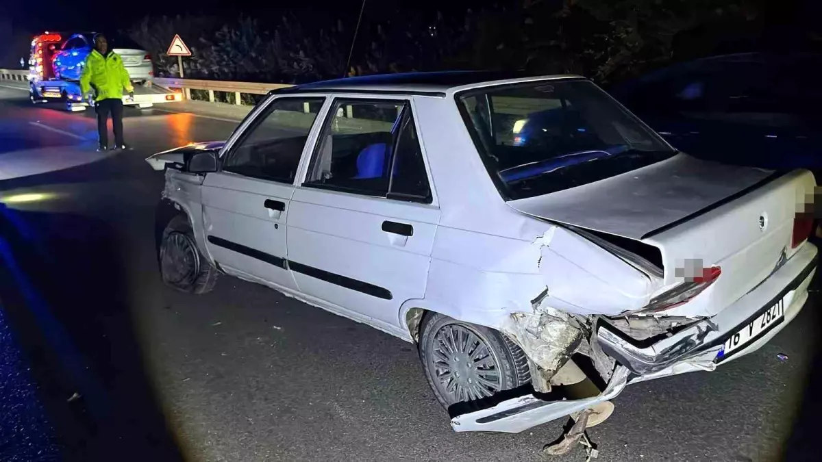 Karacabey'de Otomobil Bariyerlere Çarptı: Sürücü Yaralandı