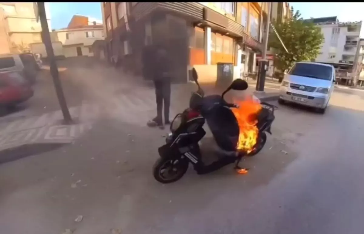 Bursa'da Park Halindeki Motosiklet Alev Aldı, Vatandaş Su ile Söndürdü