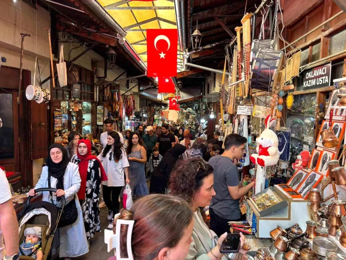 Çekiç seslerinin hiç susmadığı Gaziantep'teki Bakırcılar Çarşısı turistlerin gözdesi