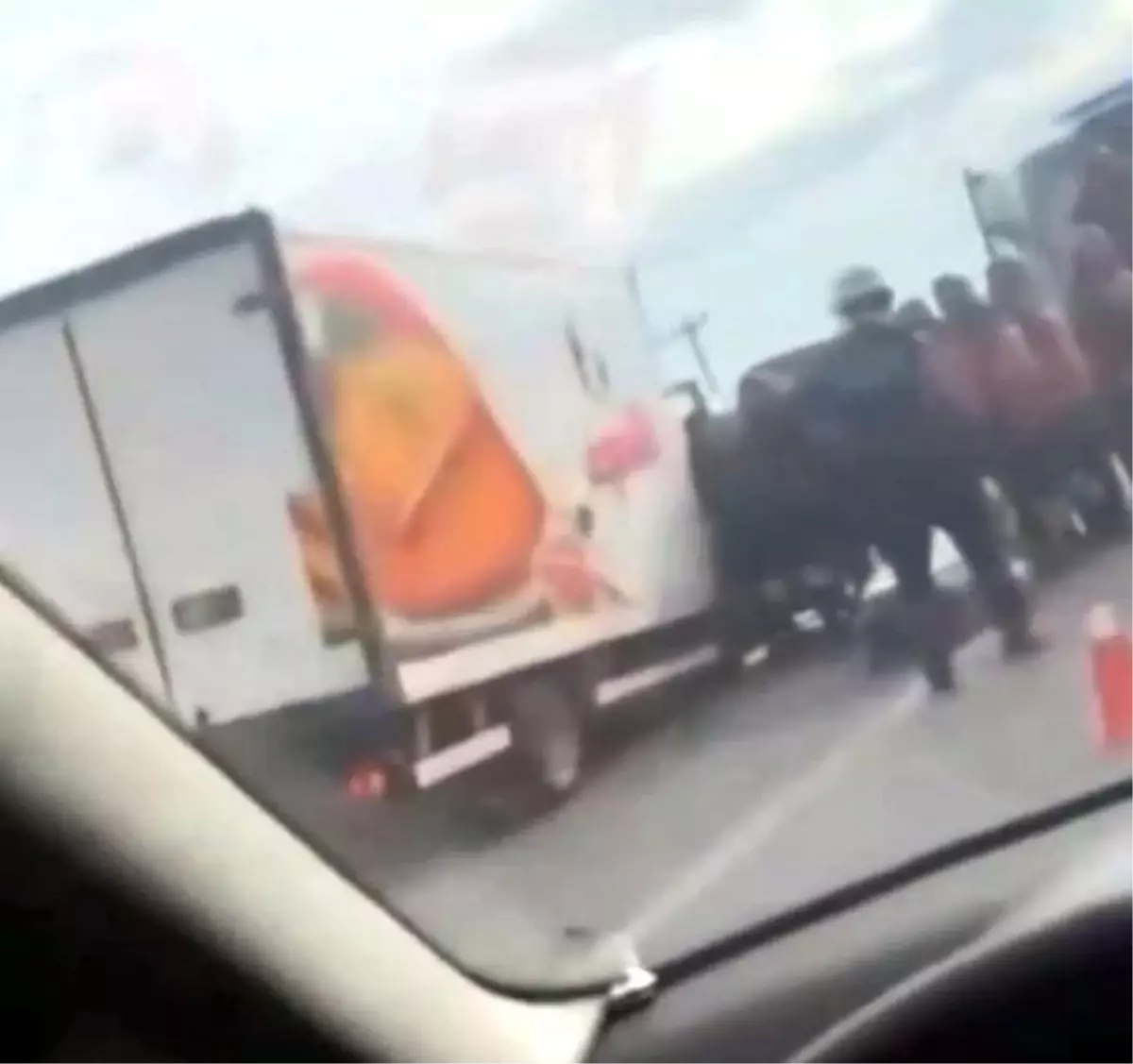 Sakarya'da Kamyonet Bariyerlere Çarptı: İki Yaralı