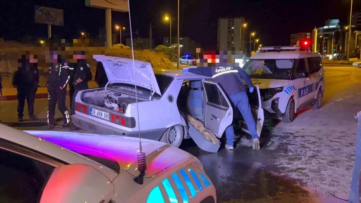 Kayseri'de 'Dur' İhtarina Uymayan Şahıs, Polis Otosuna Çarptı: 2 Polis Yaralı