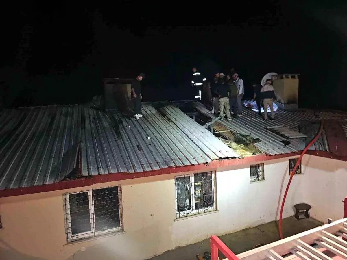 Elazığ'da Ev Yangını: 3 Kişi Dumandan Etkilendi