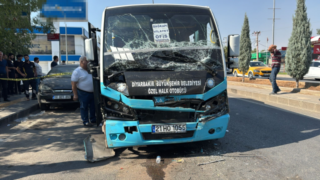 freni patlayan otobus durakta bekleyen otobuse 19092876 3899 m