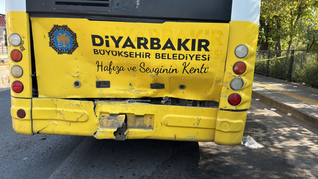 freni patlayan otobus durakta bekleyen otobuse 19092876 6492 m
