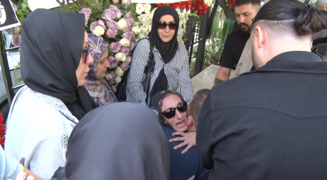 Great drama at Güllü's funeral: Her daughter fainted at the coffin