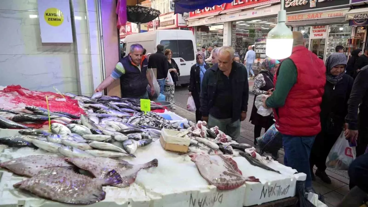 Karadeniz'de Olumsuz Hava Şartları Balık Tezgahlarını Boş Bıraktı