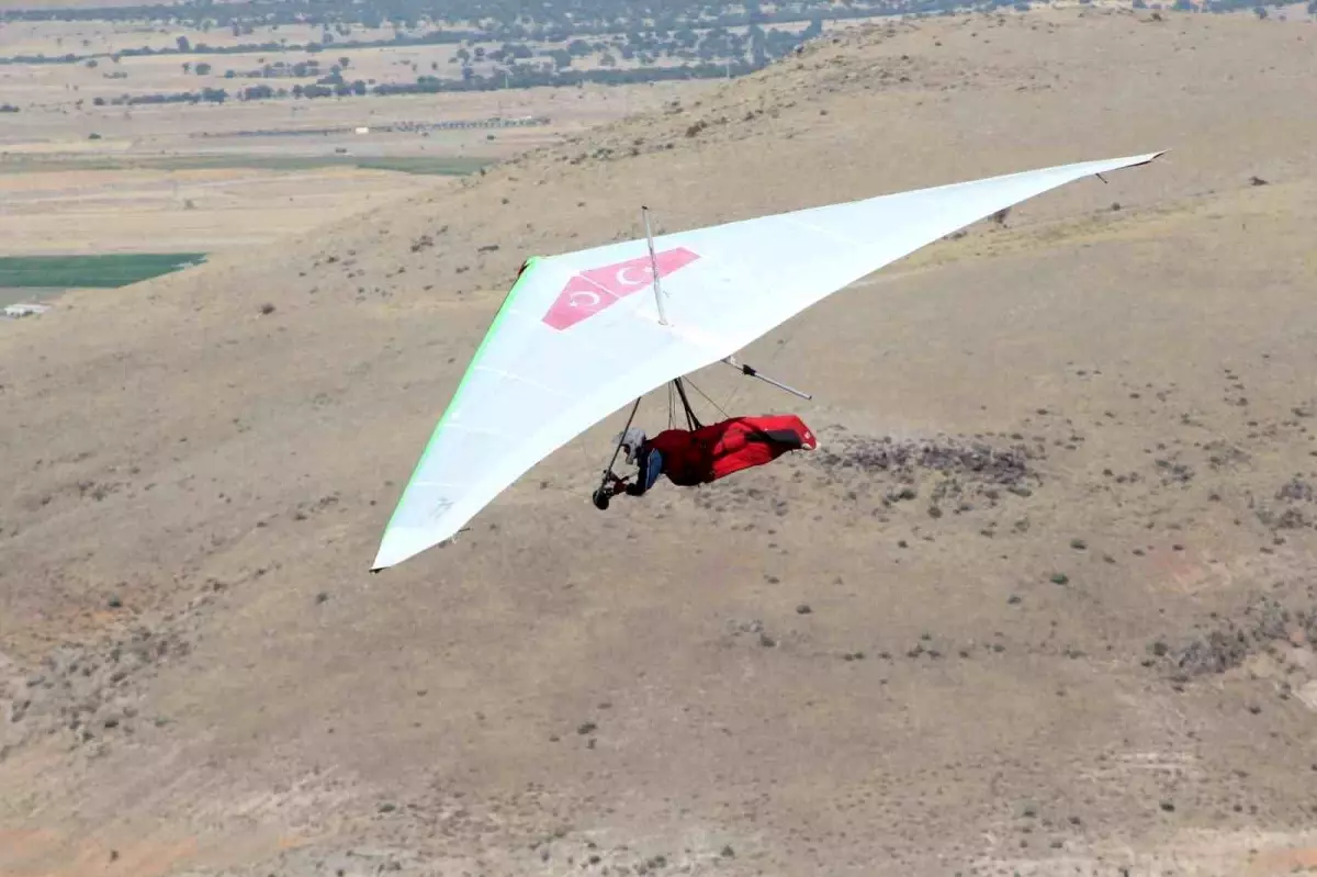 Uluslararası Karapınar Yelken Kanat Şampiyonası Devam Ediyor