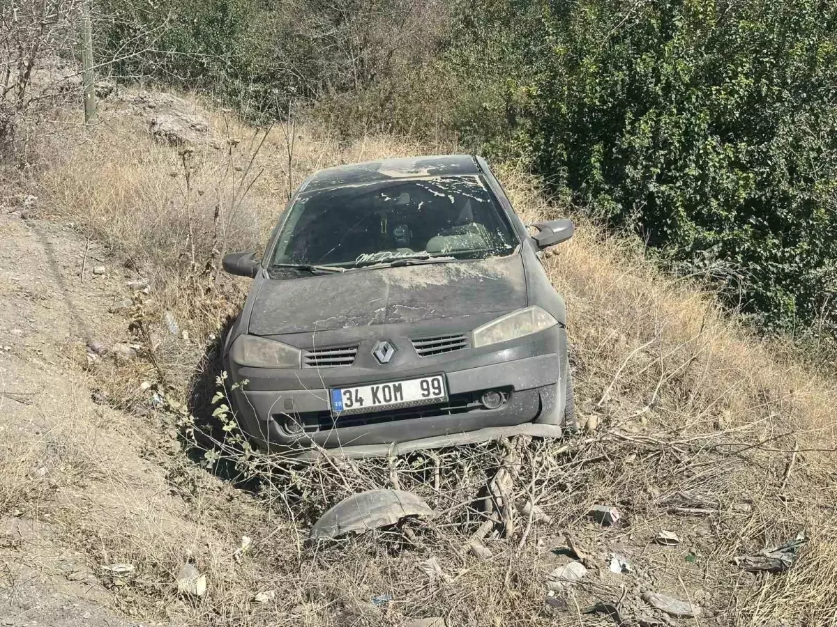 Adıyaman'da Mıcır Dökülmesi Sonucu Araç Şarampole Girdi