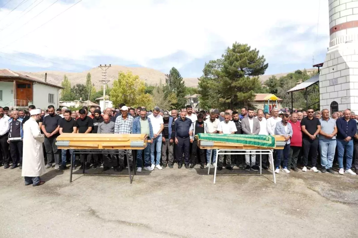 Konya'da İkiz Kardeşlerin Cenazesi Dualarla Uğurlandı