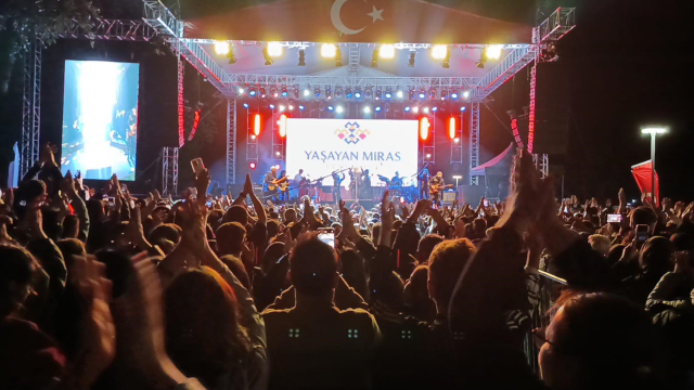 Kıraç did not forget Güllü at the concert