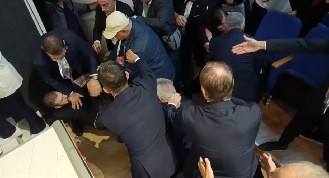CHP İlçe Kongresinde Kavga Çıktı