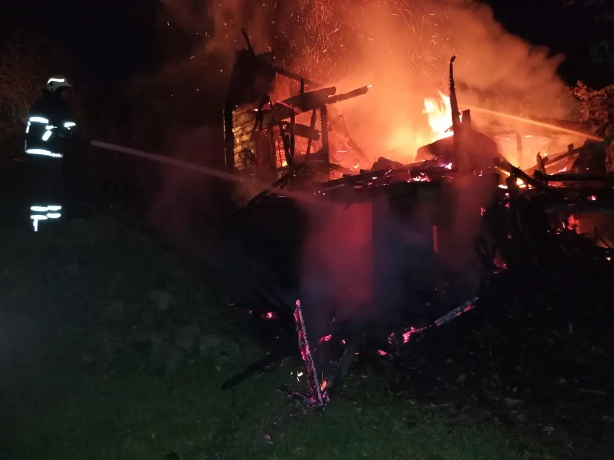 Çaybaşı'nda Yangın: Ahşap Ev Küller İçinde Kaldı