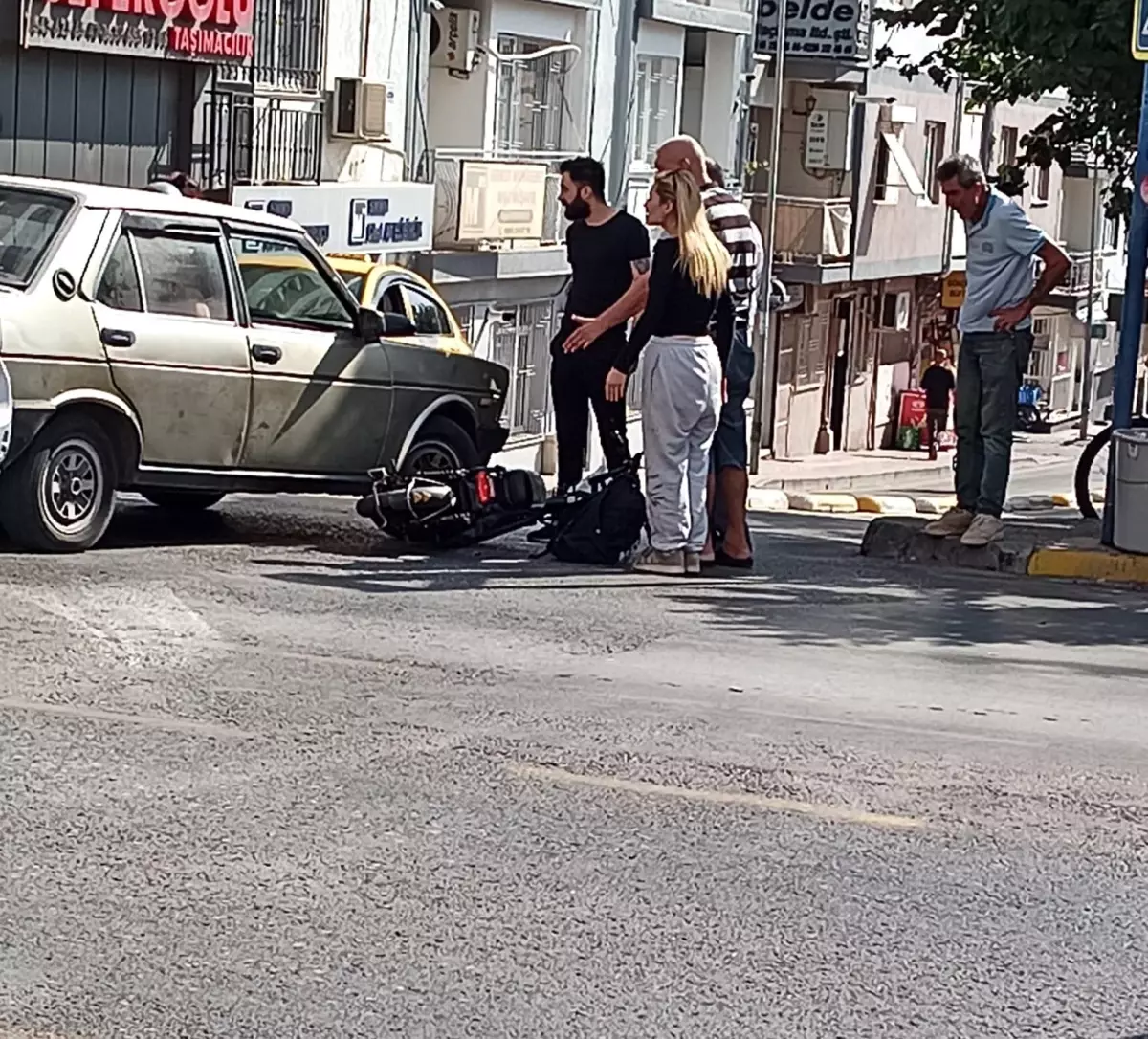 Aydın'da Otomobil ile Elektrikli Bisikletin Çarpışması: 2 Yaralı