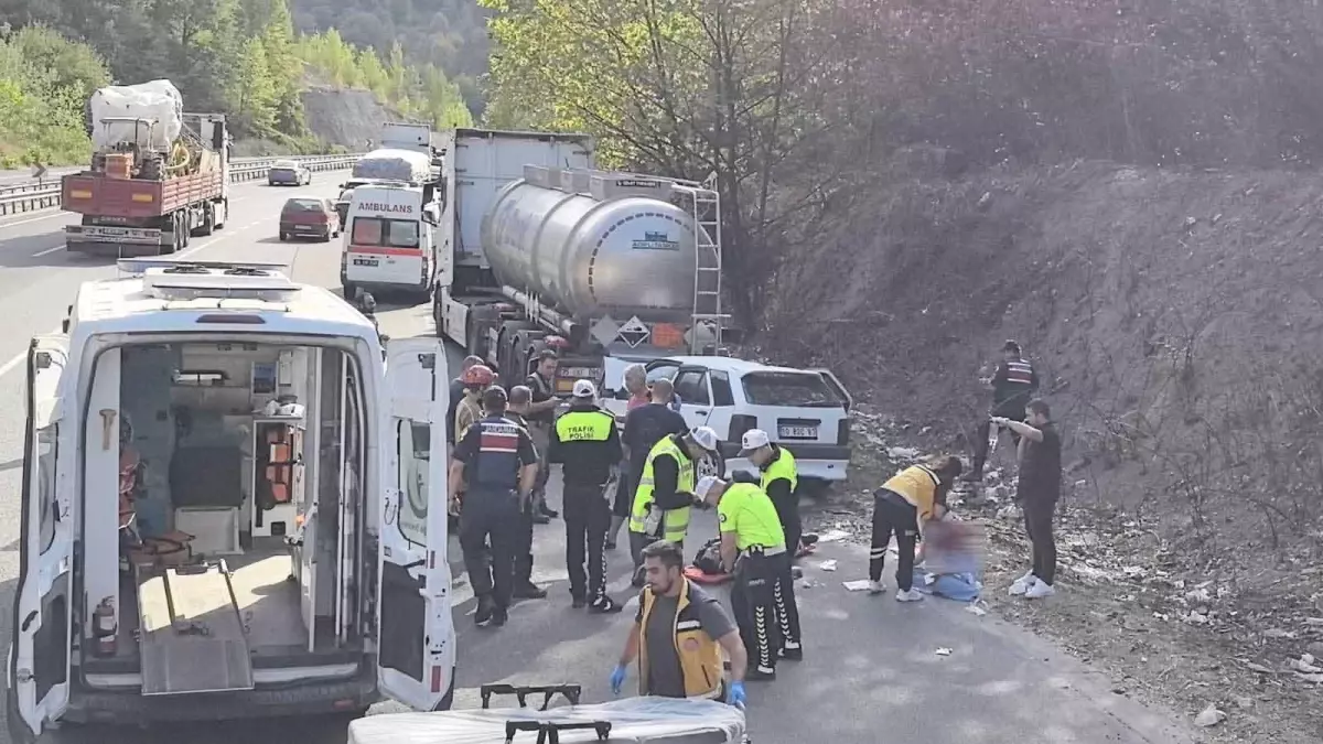 V Bursi trčenje avtomobila v tanker z jedko kislino: pet poškodovanih, med njimi dojenček