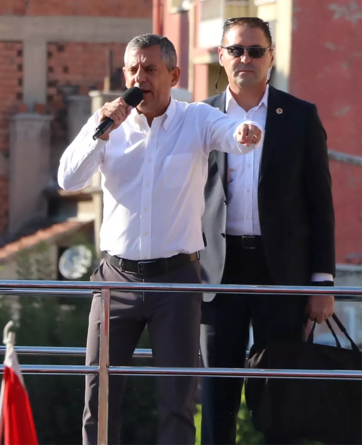 Özgür Özel: 'Mansur Başkan'a İftiralar Kirli Ellerin Eseridir'