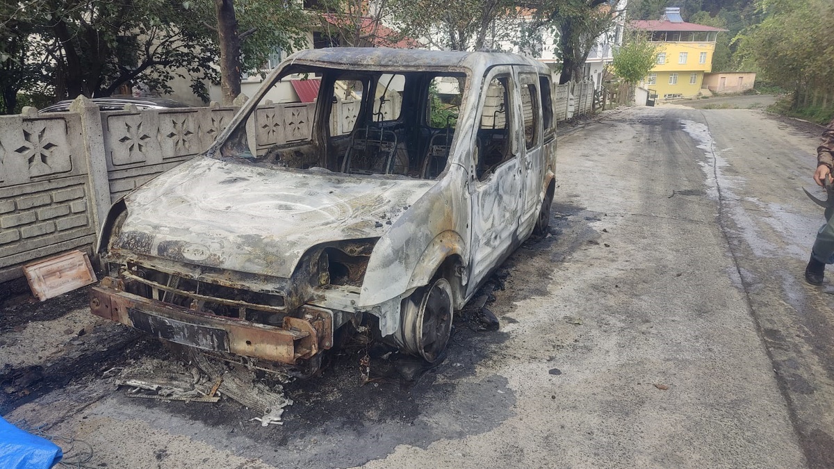 Şehit polisin babasına ait araç kundaklandı