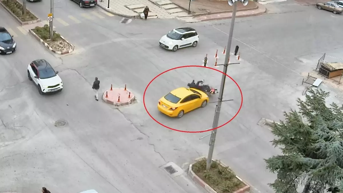 Merzifon'da Ticari Taksi ile Motosiklet Çarpıştı: 2 Yaralı