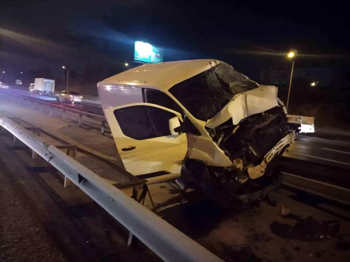 TEM Otoyolu&apos;nda Panelvan Kaza Yaptı, Sürücü Yaralandı