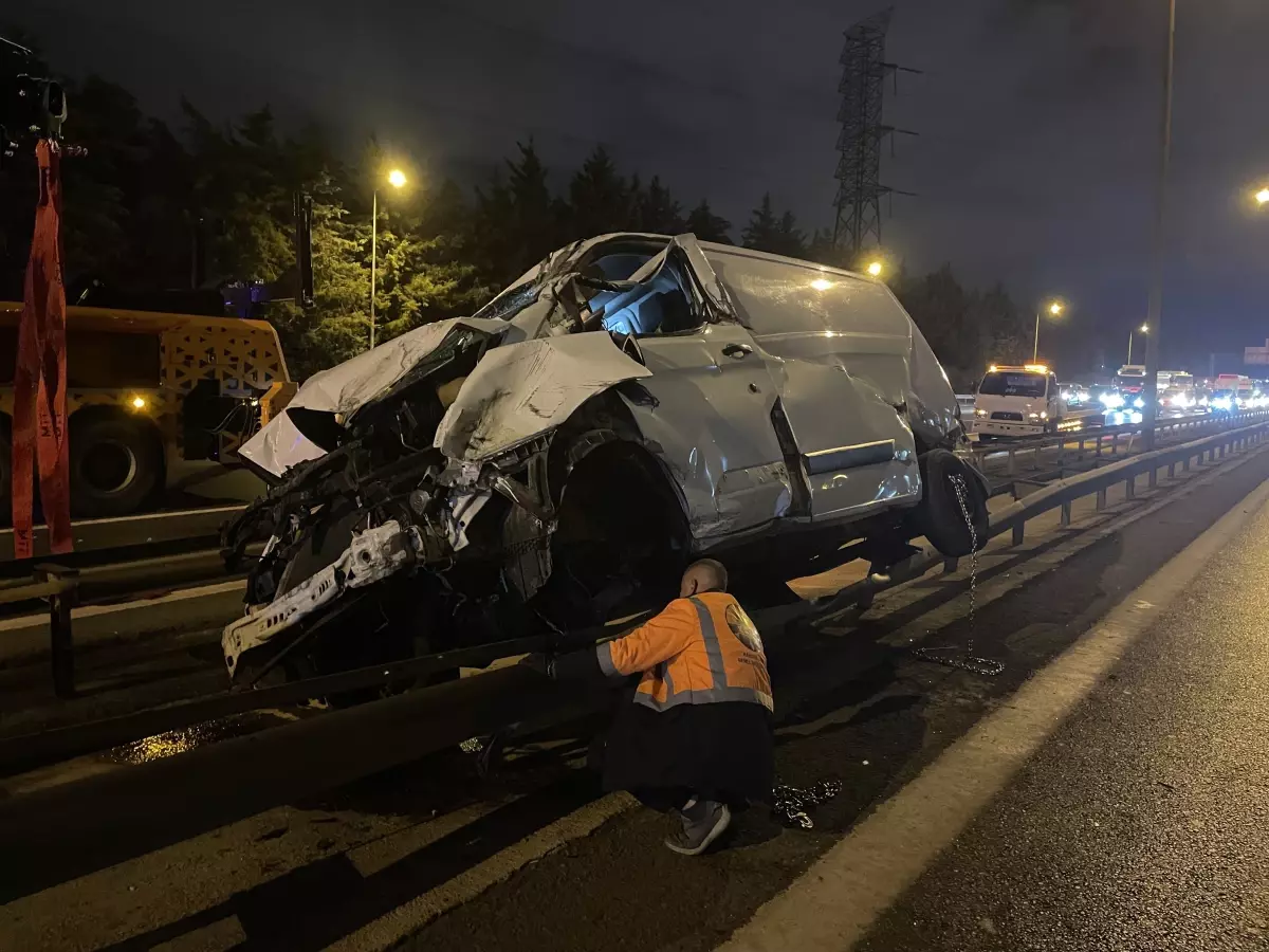 Ümraniye TEM Otoyolu&apos;nda Kaza: Sürücü Yaralandı