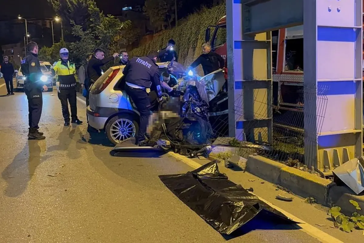 Üst geçide çarpan otomobil ortadan ikiye katlandı: 2 kişi can verdi