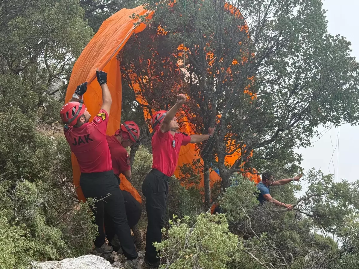 Fethiye'de Yamaç Paraşütü Kazası: İki Pilot ve Yolcu Kurtarıldı