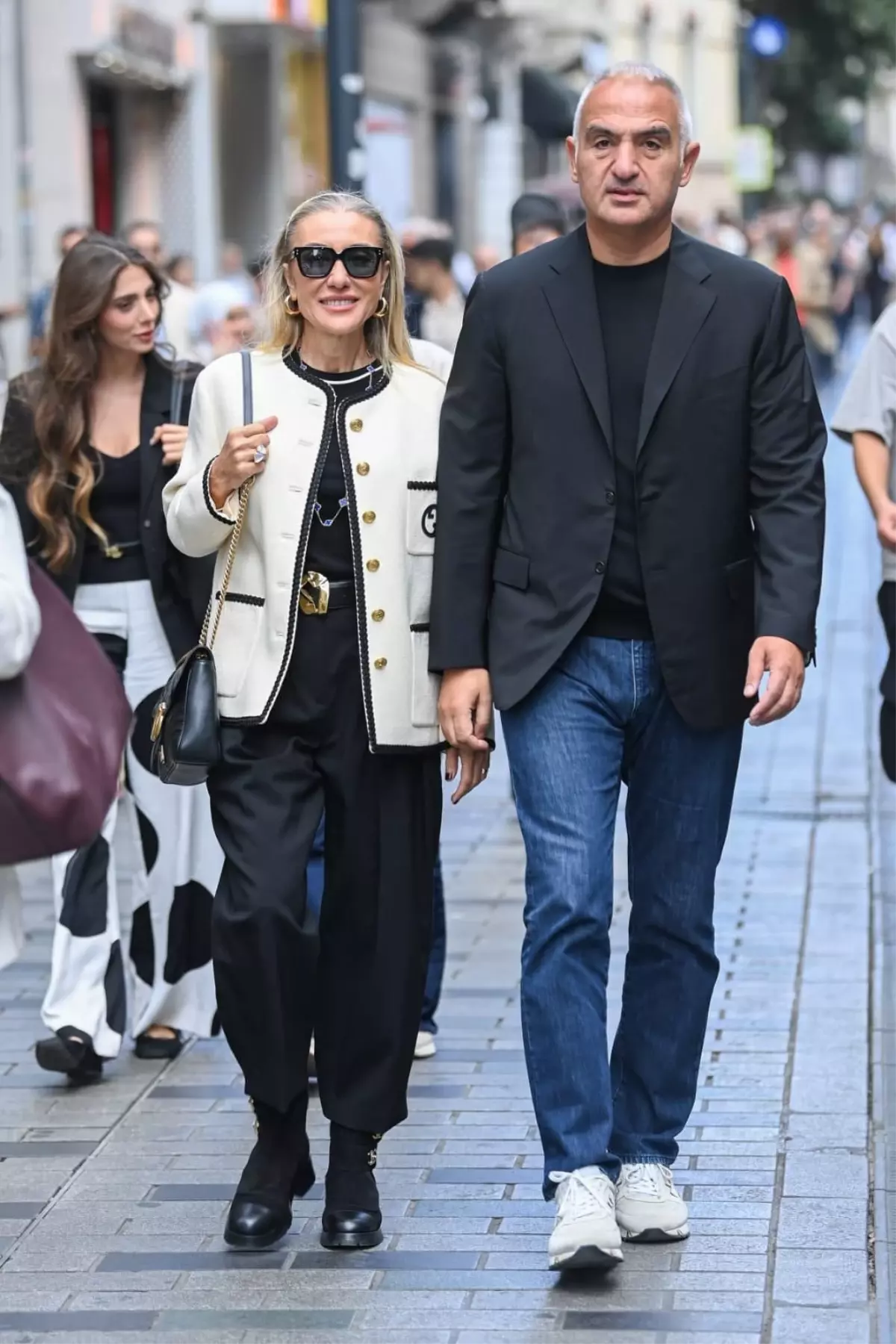 Bakan Ersoy eşiyle Beyoğlu'nda sanat turuna çıktı