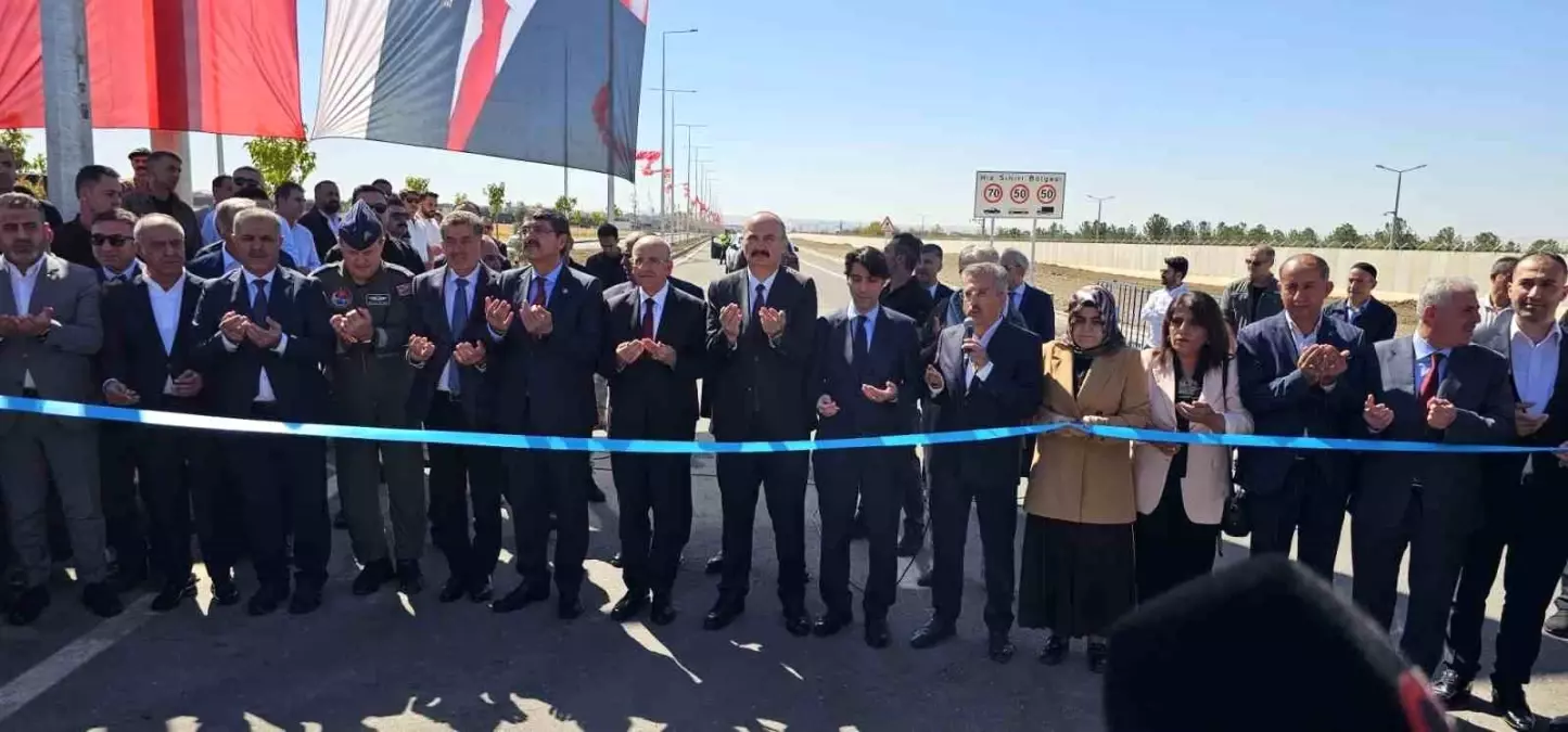 Bakan Şimşek önce yolu açtı, sonra TOGG ile geçti