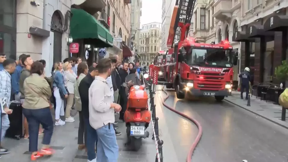 Beyoğlu&apos;nda otelde yangın - 1