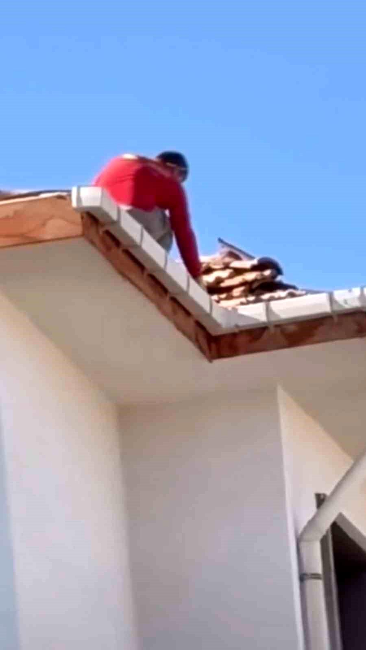 Elazığ'da çatıda tehlikeli çalışma