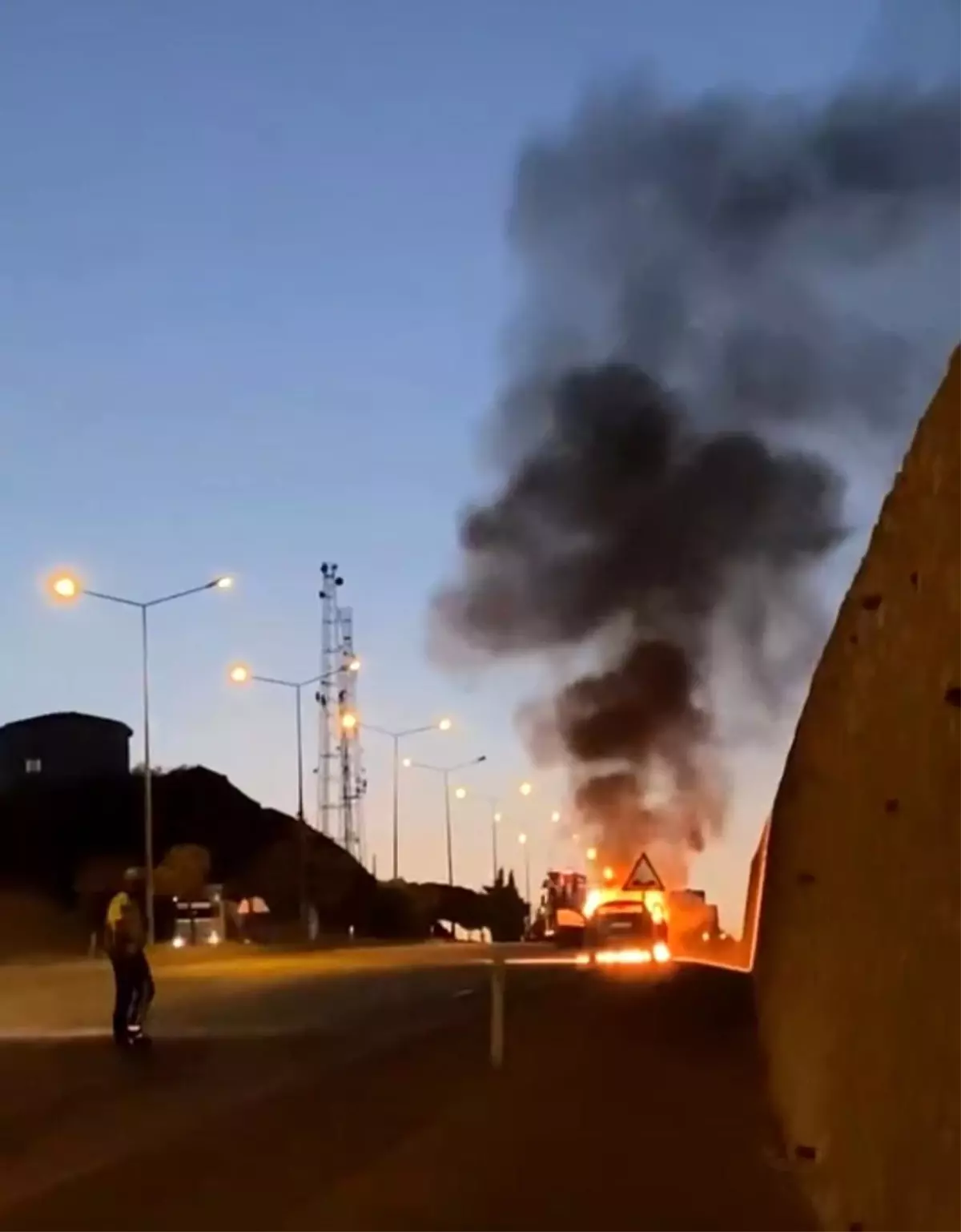 Elazığ'da Seyir Halindeki Otomobilde Yangın Çıktı