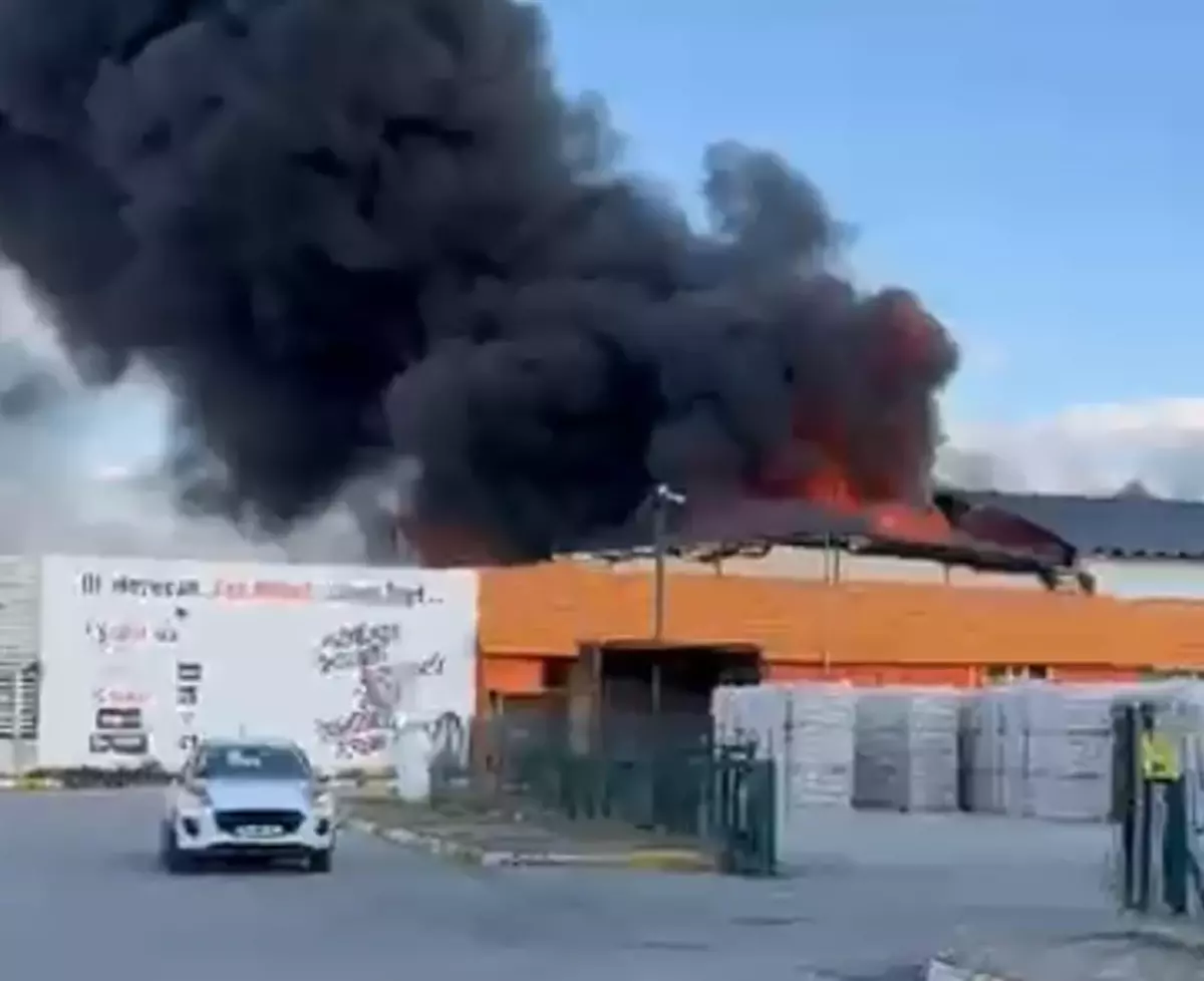 Erzurum'da Boya Fabrikasında Yangın Çıktı