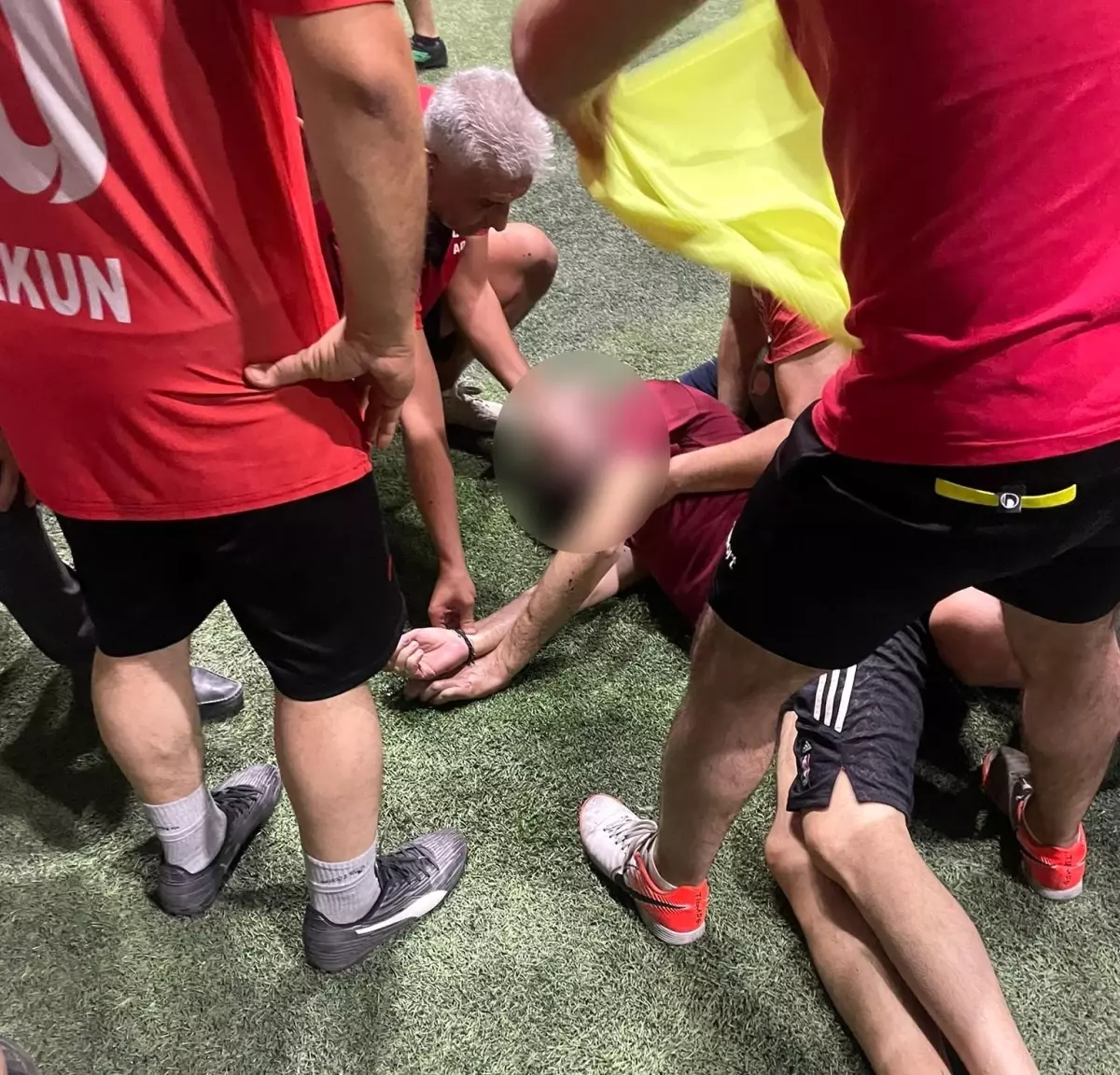 Halı Saha Maçında Kalp Krizi Geçiren Kişi Hayatını Kaybetti