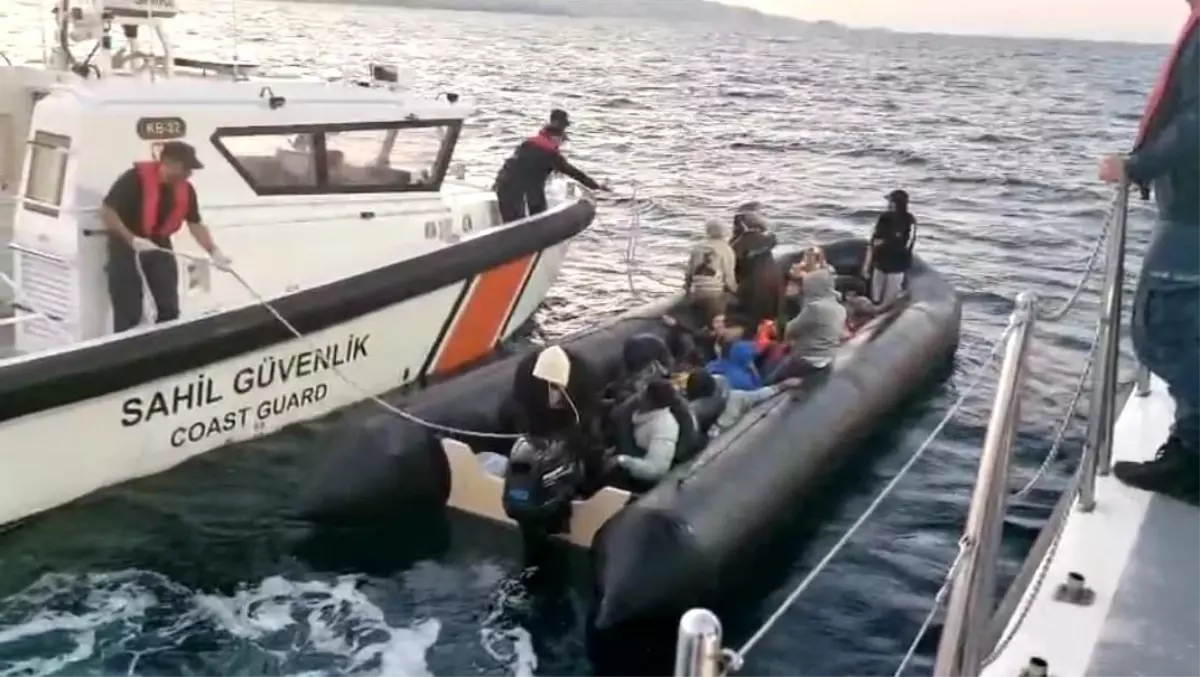 İzmir Açıklarında 32 Düzensiz Göçmen Yakalandı, 35'i Kurtarıldı