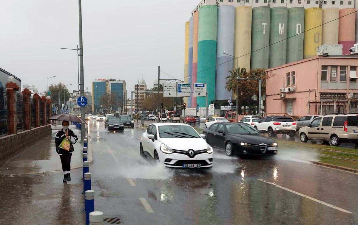 İzmir İçin Gök Gürültülü Sağanak Uyarısı