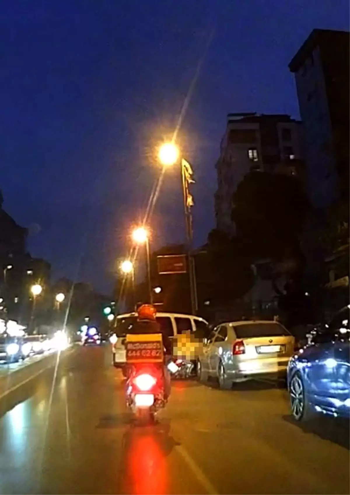Kadıköy'de Hafif Ticari Araç ile Motosiklet Çarpıştı