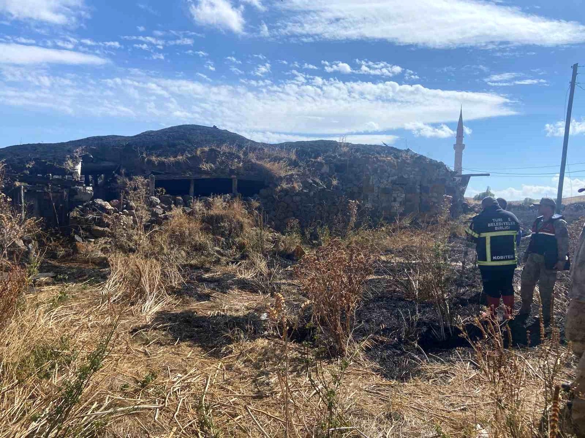 Kars'ta Metruk Binada Yangın Çıktı