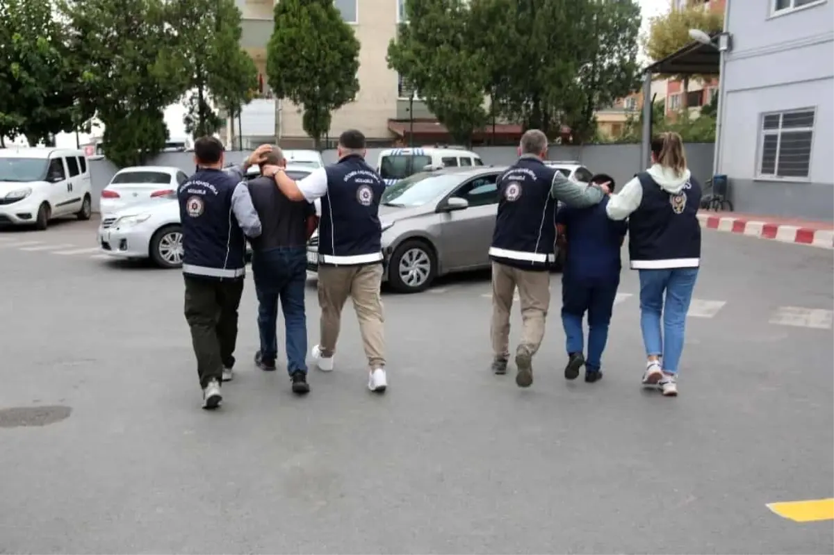Kocaeli'de Uyuşturucu Suçlusu Düzensiz Göçmen ve 2 Kaçakçı Tutuklandı
