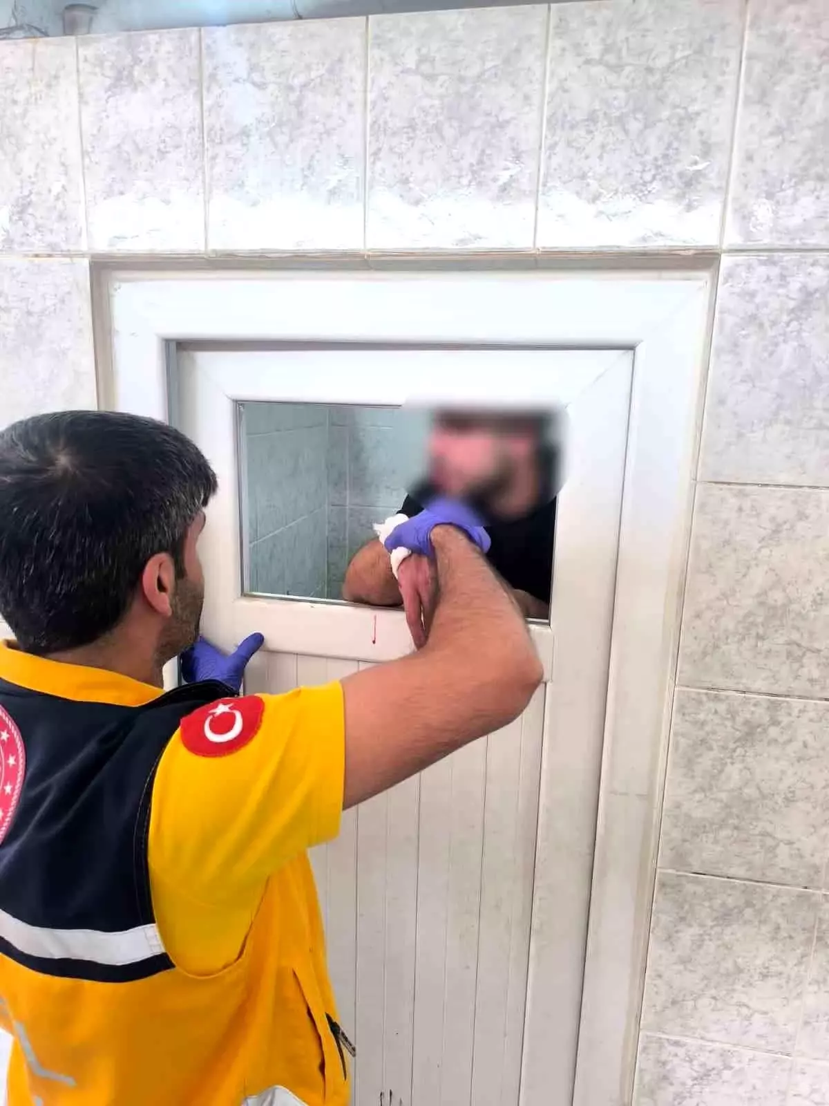 Madde krizine giren kişi caminin tuvalet camlarını parçaladı